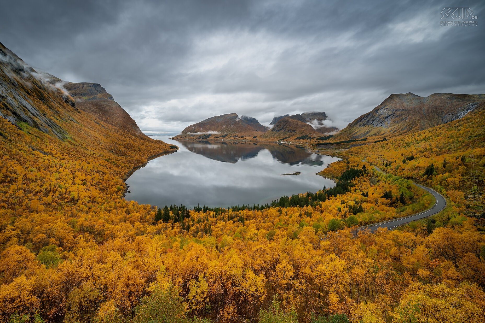 Senja - Bergsbotn Bergsfjord en de omliggende bergen met prachtige herstkleuren. Deze foto is genomen vanaf het populaire uitkijkplatform in Bergsbotn op het eiland Senja in Noorwegen. Stefan Cruysberghs